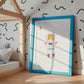 Namensposter personalisiert 3er Set: Astronauten A4 & A3 zeigt Giraffe in Astronautenanzug, ideal für Kinderzimmerdekoration. Rahmen und Dekoration nicht im Lieferumfang enthalten.