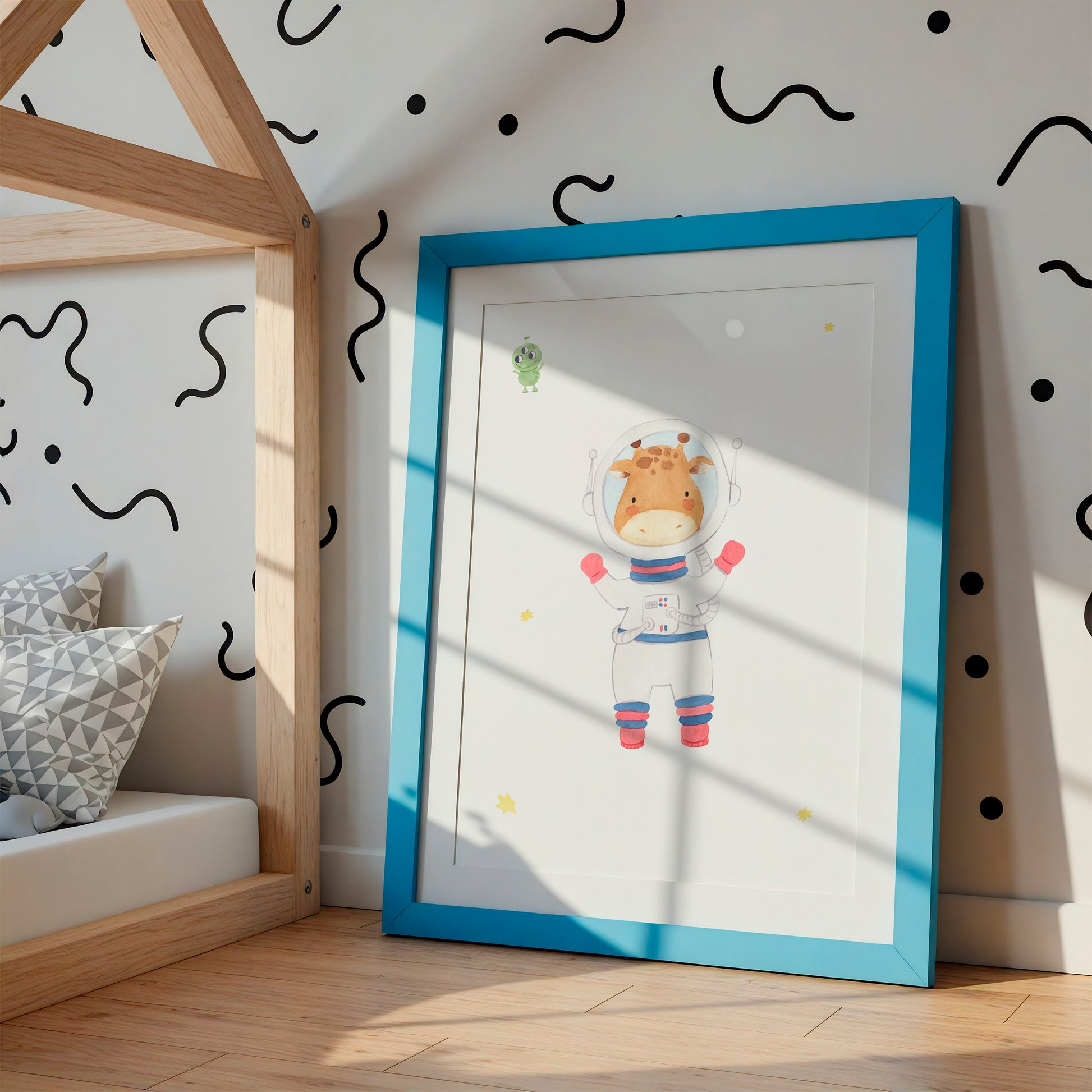 Namensposter personalisiert 3er Set: Astronauten A4 & A3 zeigt Giraffe in Astronautenanzug, ideal für Kinderzimmerdekoration. Rahmen und Dekoration nicht im Lieferumfang enthalten.