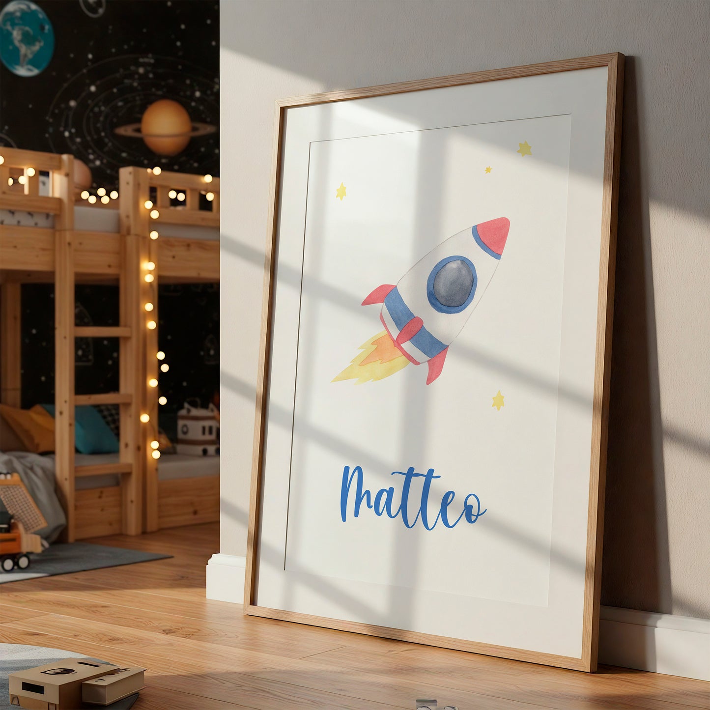 Personalisierter Namensposter Matteo mit Raketenmotiv, Teil des 3er-Poster-Sets Astronauten, lehnend an einer Wand in einem kindlichen Raum mit Weltraumthema.