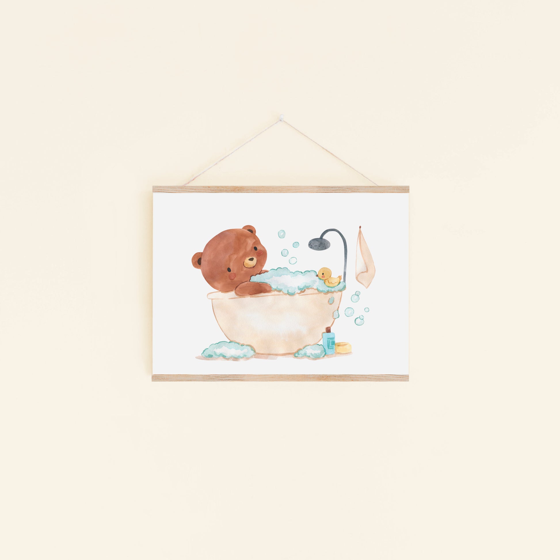 Poster Bär in Badewanne A3&A4 zeigt einen niedlichen braunen Bären in einer Wanne mit Schaum, Gummiente und Handtuch, ideal für Kinderbäder.