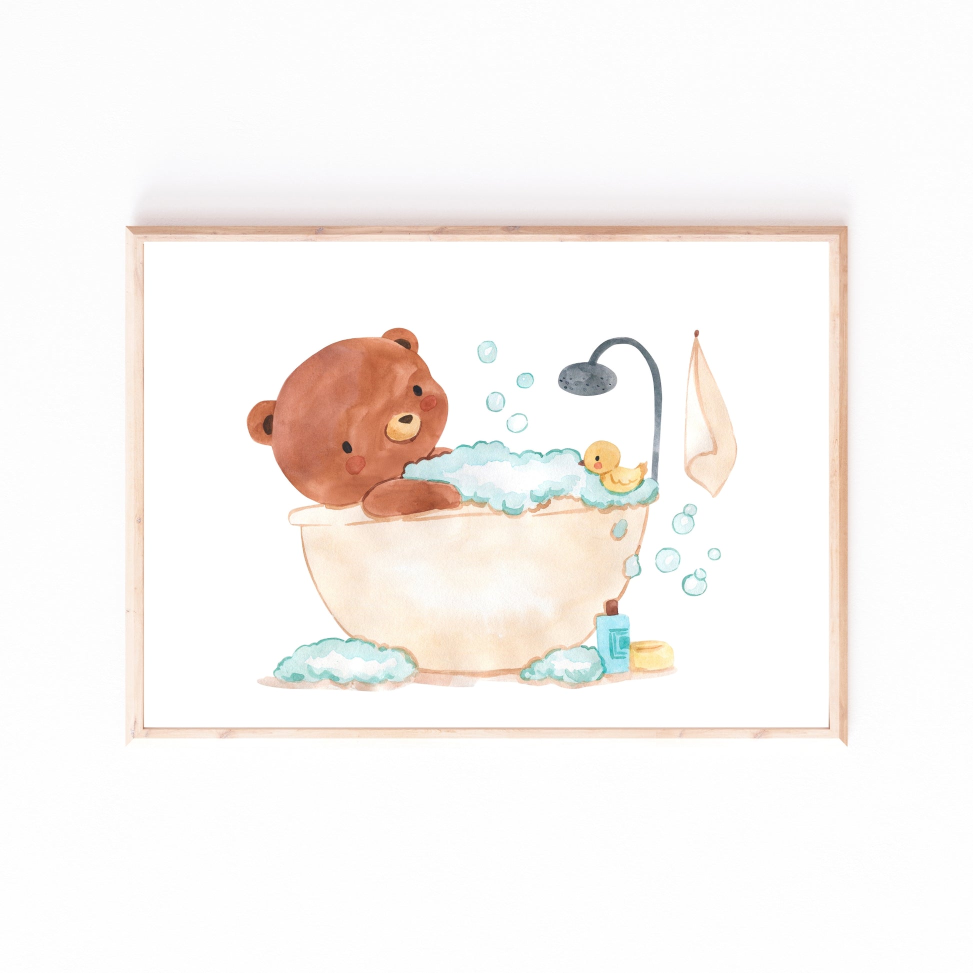 Poster Bär in Badewanne A3&A4 zeigt einen süßen Bär in einer Badewanne mit Schaum, Entchen und Badaccessoires. Perfekt für Kinderbadezimmerdekoration.