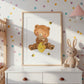 Namensposter personalisiert im 3er Set: Bären und Bienen A3 & A4, gezeigt in einem Pastell-Kinderzimmer mit Kommode, Bärenbild, Lampenschirm und gestricktem Häschen.