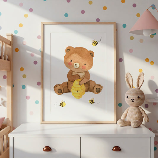 Namensposter personalisiert im 3er Set: Bären und Bienen A3 & A4, gezeigt in einem Pastell-Kinderzimmer mit Kommode, Bärenbild, Lampenschirm und gestricktem Häschen.