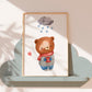 Poster Bär im Schnee A4 & A3: Detaillierte Teddybär  Aquarell-Illustration mit Schal und Pullover, ideal für die Kinderzimmerdekoration. Hochwertiger Druck auf stabilem Naturpapier.