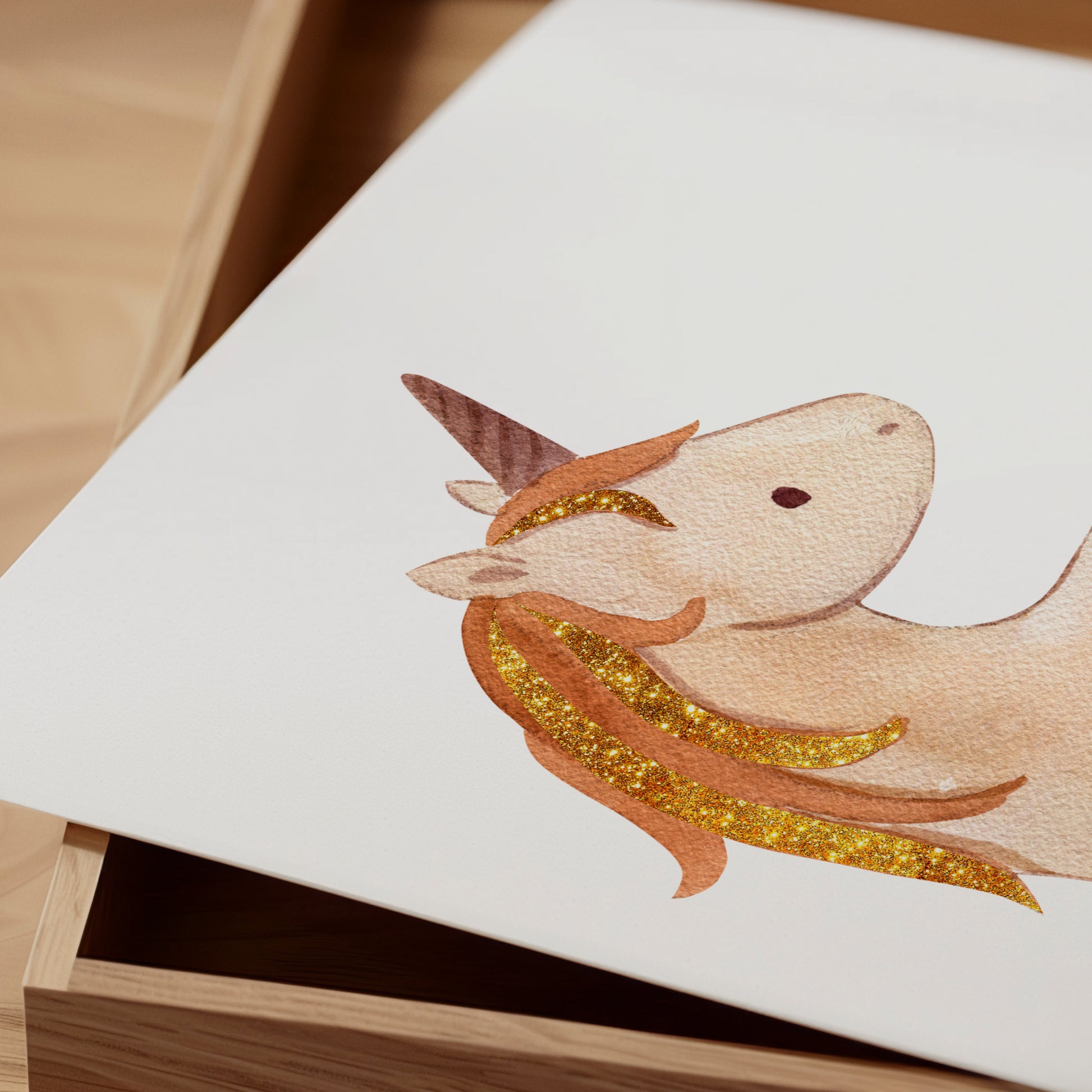 Poster Einhorn A4 & A3: Handgemaltes Boho-Poster mit einer detaillierten Einhorn-Illustration, gedruckt auf hochwertigem, mattem Naturpapier, ideal für Kinderzimmerdekoration. Nahaufnahme
