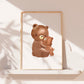 Poster Mama Bär und Baby  A4 & A3: Aquarellzeichnung, Mama Bär umarmt Baby, ideal als Kinderzimmerdeko oder Geschenk, auf hochwertigem, mattem Naturpapier gedruckt. Auf Regal.