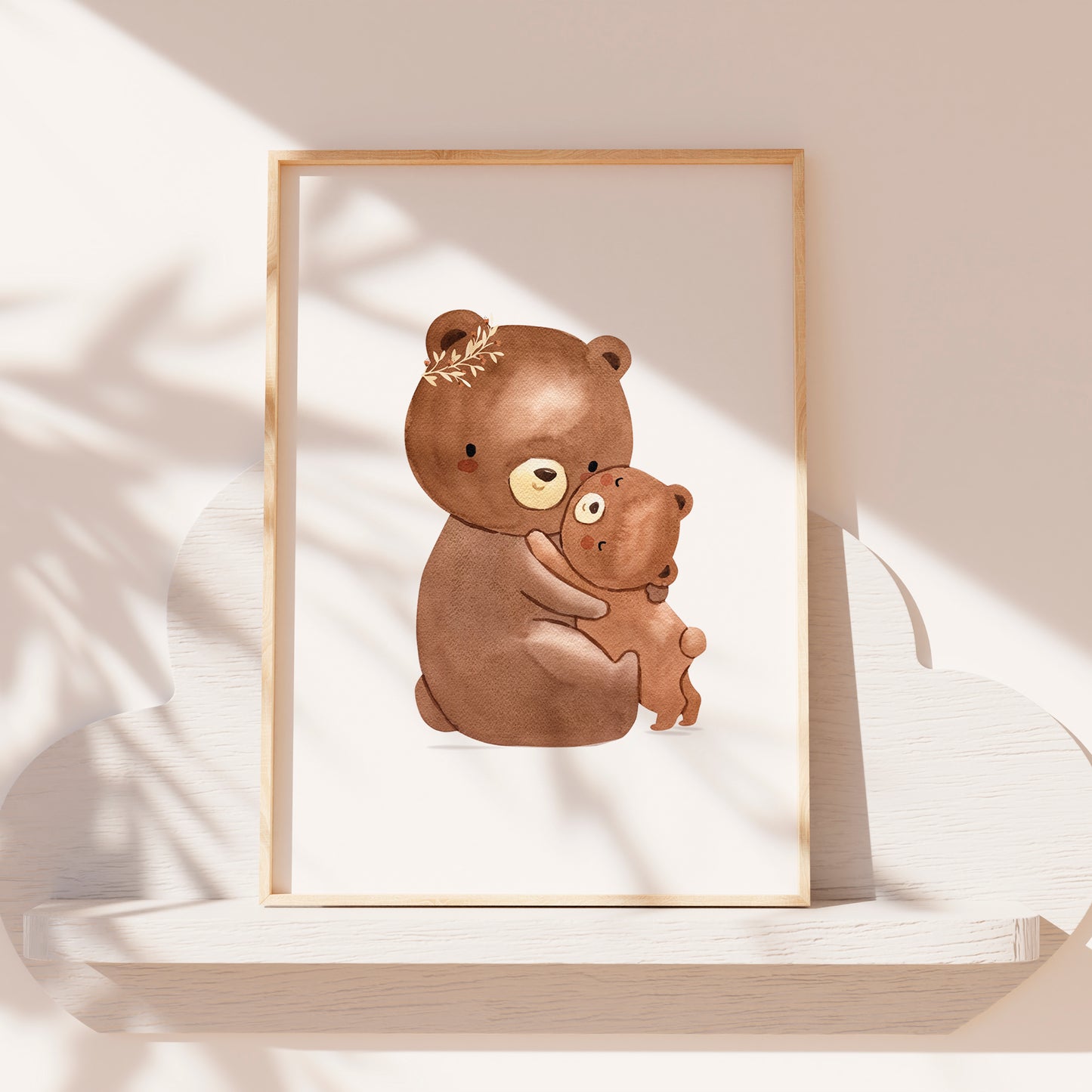Poster Mama Bär und Baby  A4 & A3: Aquarellzeichnung, Mama Bär umarmt Baby, ideal als Kinderzimmerdeko oder Geschenk, auf hochwertigem, mattem Naturpapier gedruckt. Auf Regal.