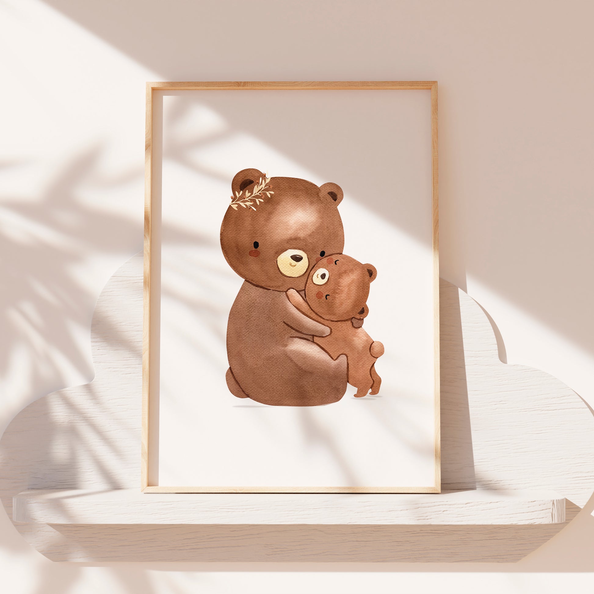 Poster Mama Bär und Baby  A4 & A3: Aquarellzeichnung, Mama Bär umarmt Baby, ideal als Kinderzimmerdeko oder Geschenk, auf hochwertigem, mattem Naturpapier gedruckt. Auf Regal.