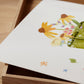 Poster Gummistiefel und Wildblumen A4 & A3: Handgemaltes Bild, grüne Gummistiefel mit Wildblumen, ideal für farbenfrohe Kinderzimmer oder Küchen. Hochwertiges, mattes Naturpapier.