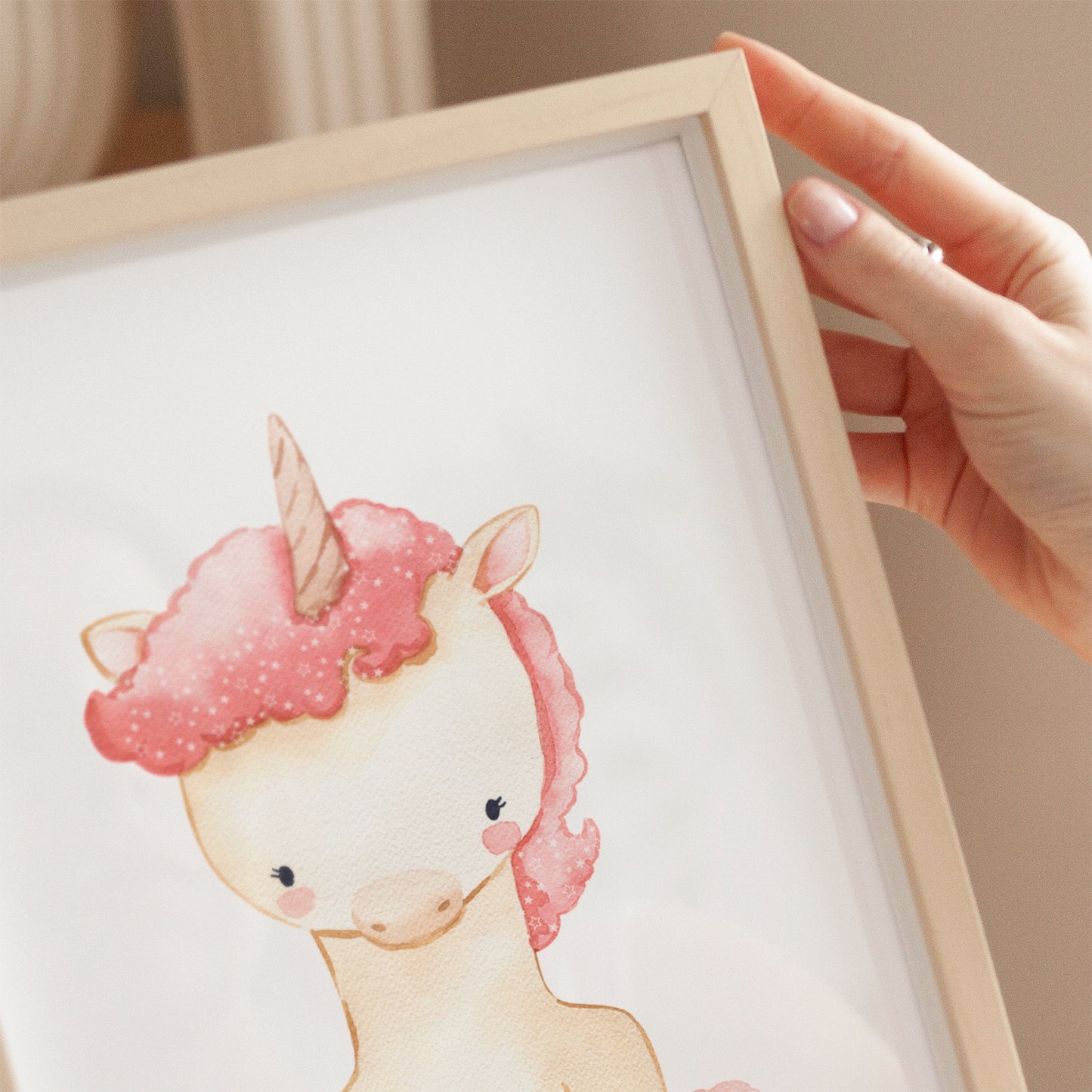 Poster Einhorn mit Sternen in A4 und A3, illustriert auf mattem 300g Naturpapier. Perfekt für Kinderzimmer, ohne Rahmen aufhängbar.