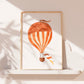 Poster Heißluftballon Retro A4 & A3: Heißluftballon mit weißem Streifen und Fahne, auf hochwertigem, mattem Naturpapier gedruckt, ideal für Kinderzimmerdeko. Auf hellen Regal