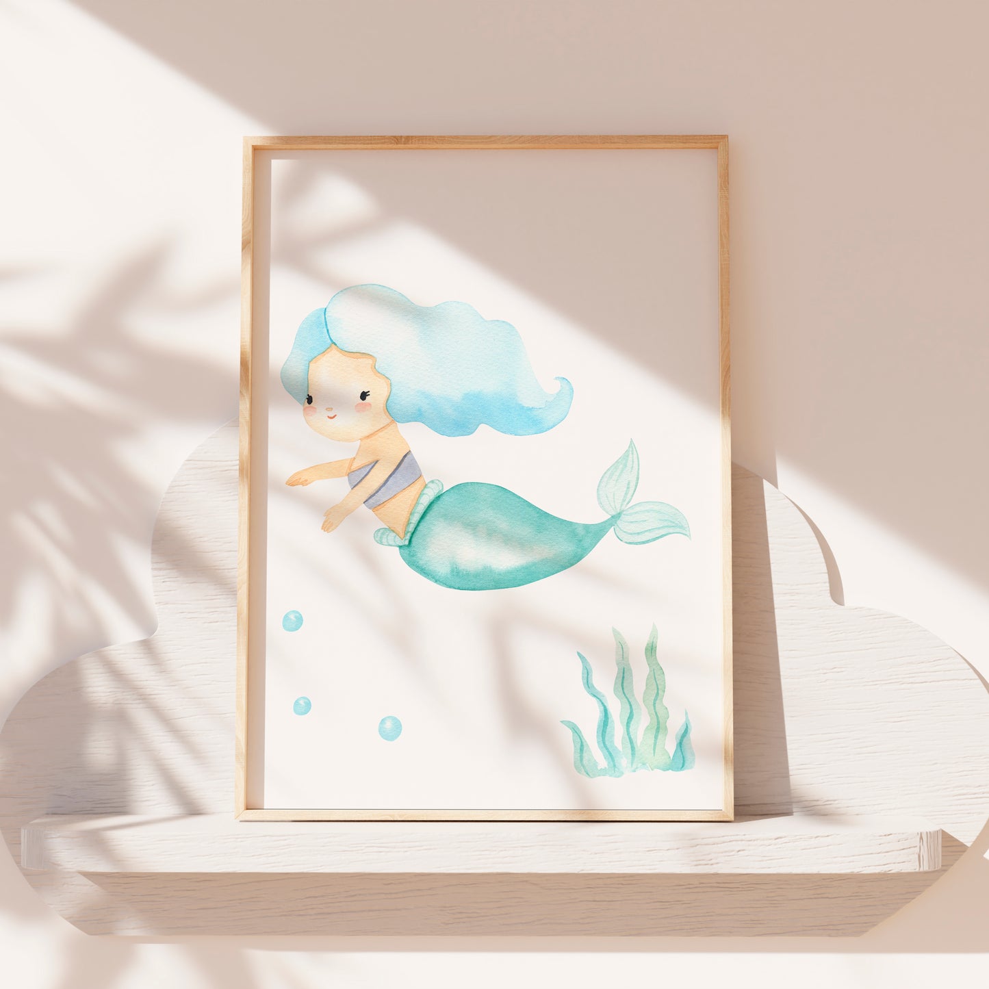 Poster Meerjungfrau türkis A3 & A4: Ein bezauberndes Kinderzimmer-Poster mit einer niedlichen Meerjungfrau, ideal als Dekoration oder Geschenk, gedruckt auf hochwertigem Naturpapier.