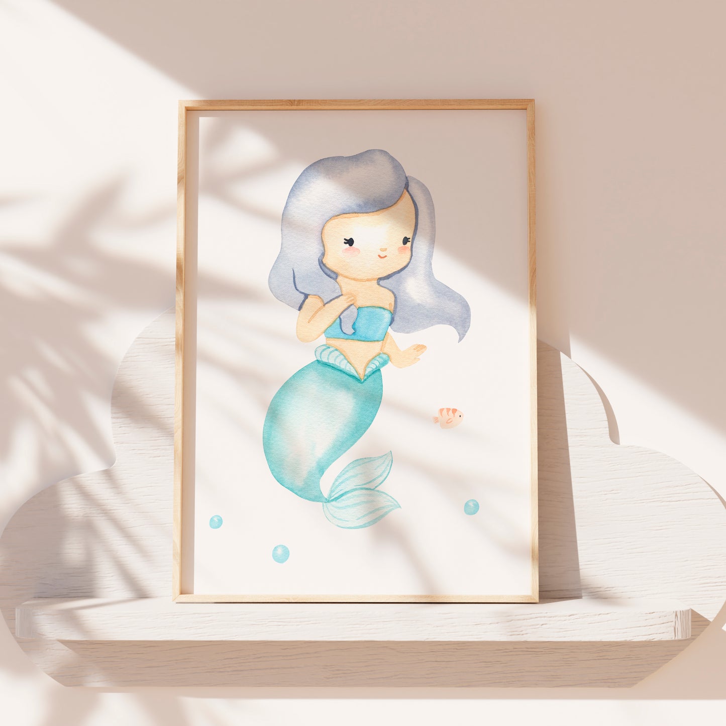 Poster Meerjungfrau & Fisch A3 & A4 zeigt eine süße Meerjungfrau-Illustration, ideal für Kinderzimmerdeko. Gedruckt auf hochwertigem 300g Naturpapier.