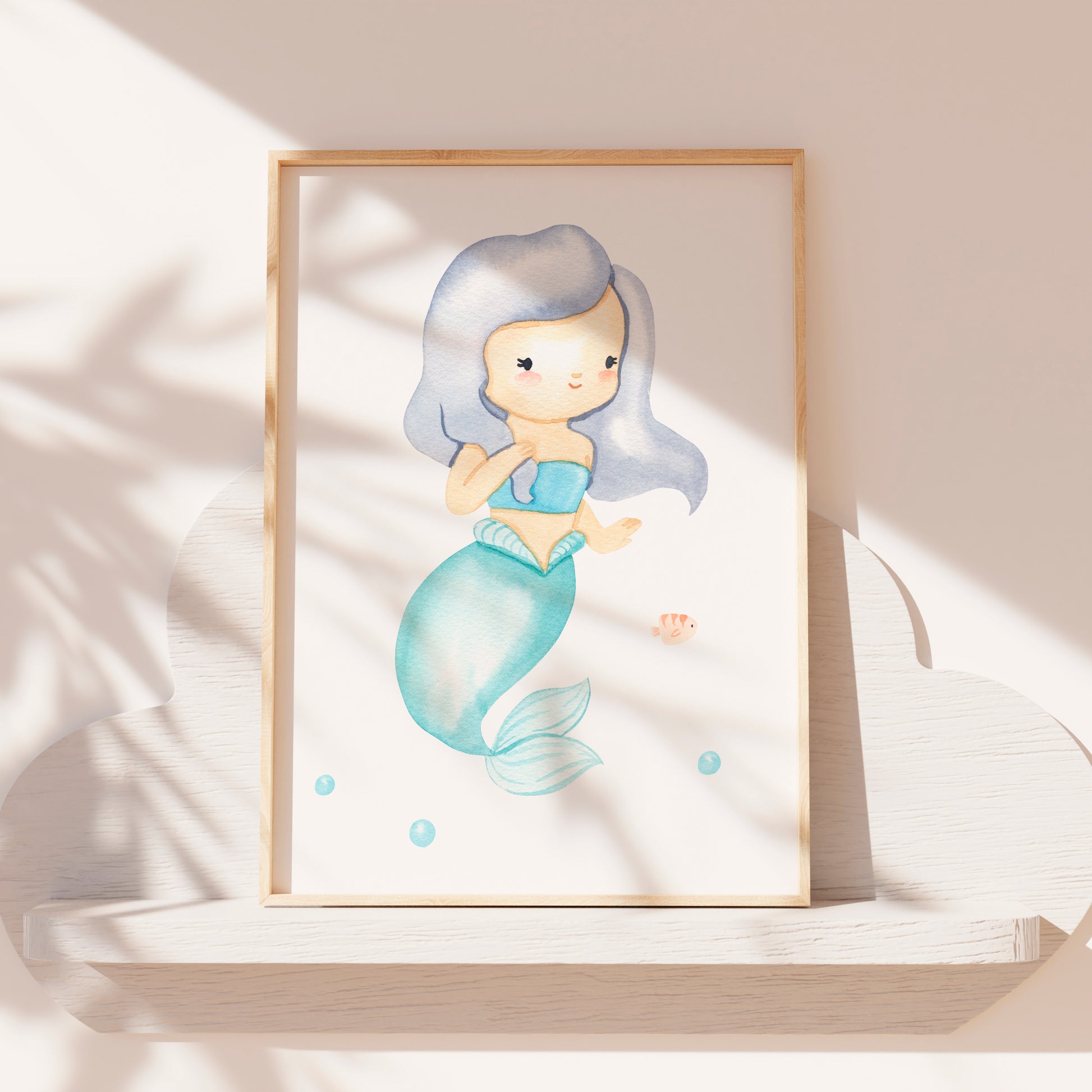 Poster Meerjungfrau & Fisch A3 & A4 zeigt eine süße Meerjungfrau-Illustration, ideal für Kinderzimmerdeko. Gedruckt auf hochwertigem 300g Naturpapier.