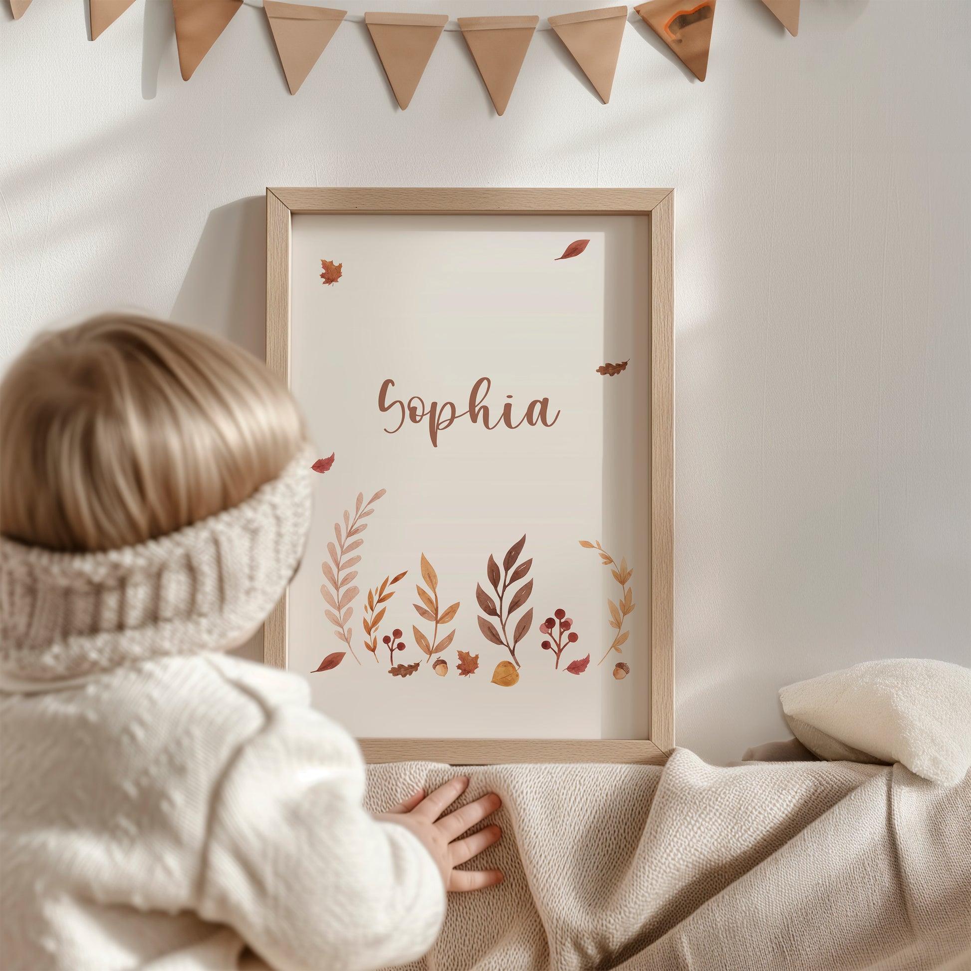 Ein Kind betrachtet ein personalisiertes Namensposter mit Sophia, umrahmt von herbstlichen Motiven, Teil des Namensposter personalisiert 3er Set Marienkäfer A5, A4 & A3.