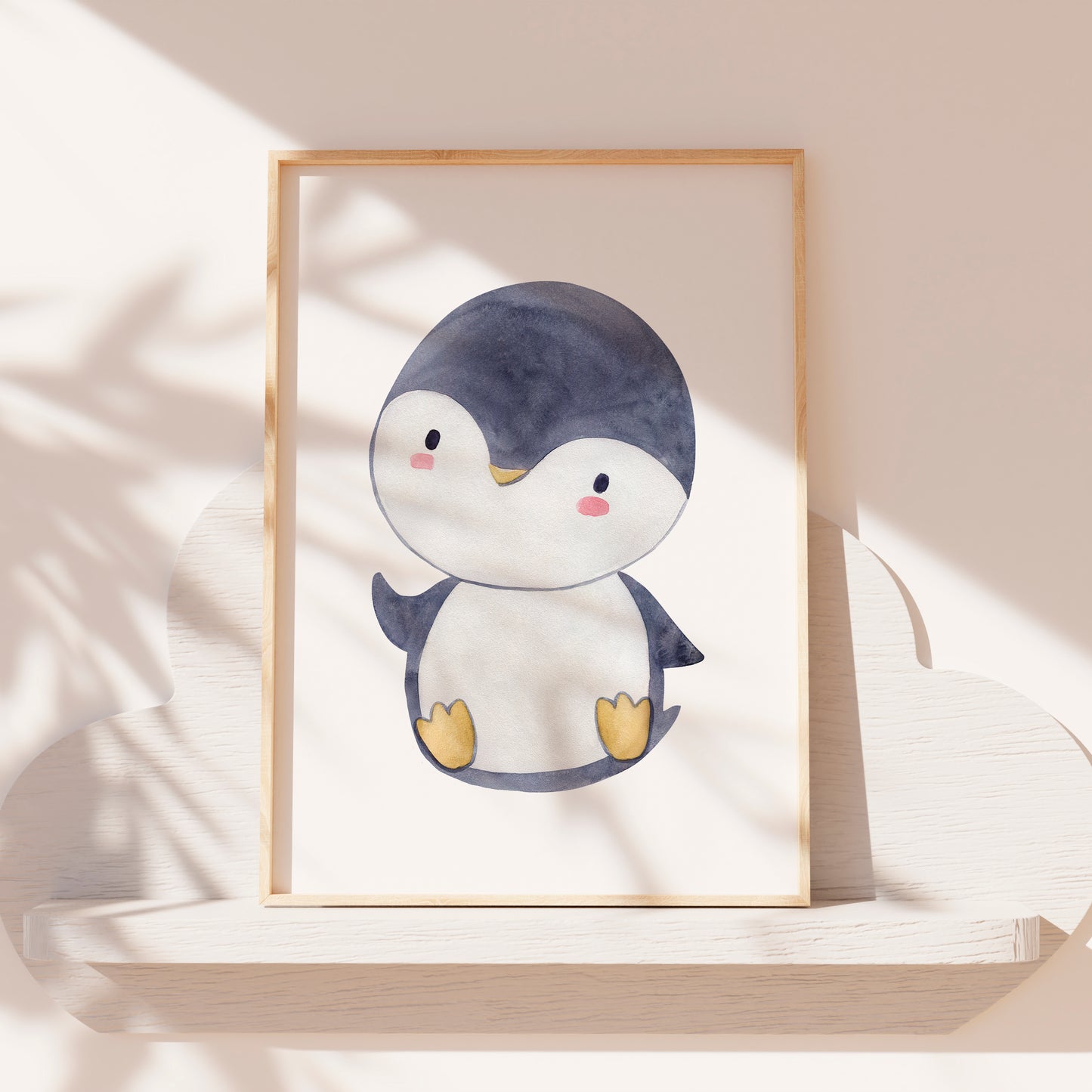 Poster Pinguin A4 & A3: Illustration eines niedlichen Pinguins, ideal als Kinderzimmerdeko. Gedruckt auf stabilem Naturpapier, erhältlich in zwei Größen.