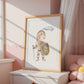 Poster Kinderzimmer Ritterin A3 & A4 auf Holztisch vor Fenster, zeigt Ritterin in silberner Rüstung mit Schwert und Schild. Pastell-Dekor umgibt das Bild.