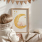 Schlummerndes Schaf auf dem Mond Poster