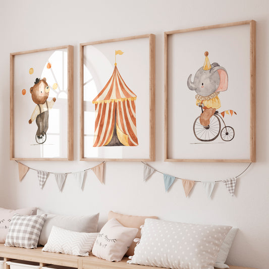 Poster Set Zirkus Bär, Elefant, Zirkuszelt A3 & A4: Drei gerahmte Aquarell-Drucke mit Bär, Zirkuszelt und Elefant, dekorativ für Kinderzimmer.