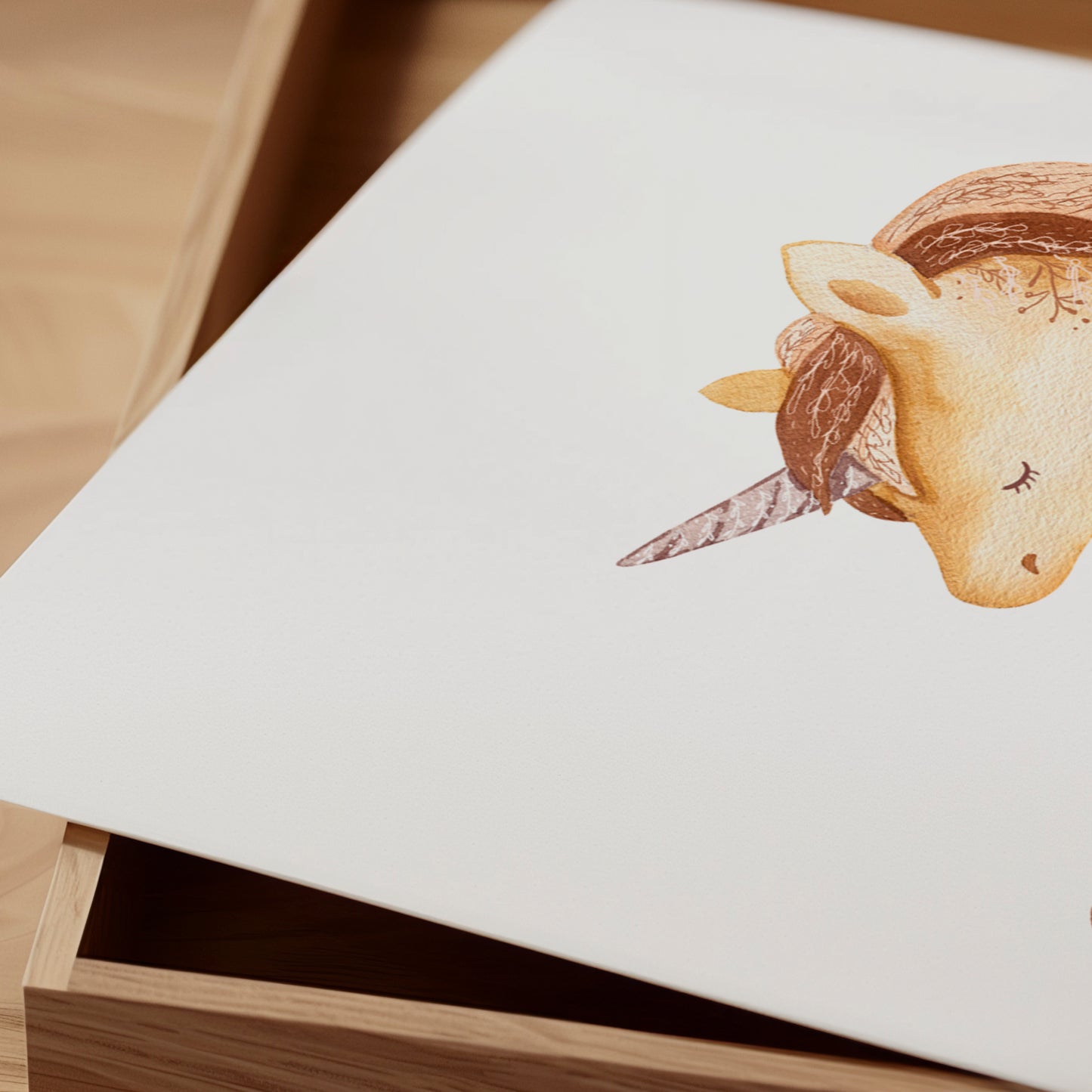 Poster Einhorn Boho A4 & A3: Detailreiche handgezeichnete Einhorn Illustration im Aquarellstil auf hochwertigem, mattem 300g Naturpapier, ideal für Kinderzimmer. Nahaufnahme