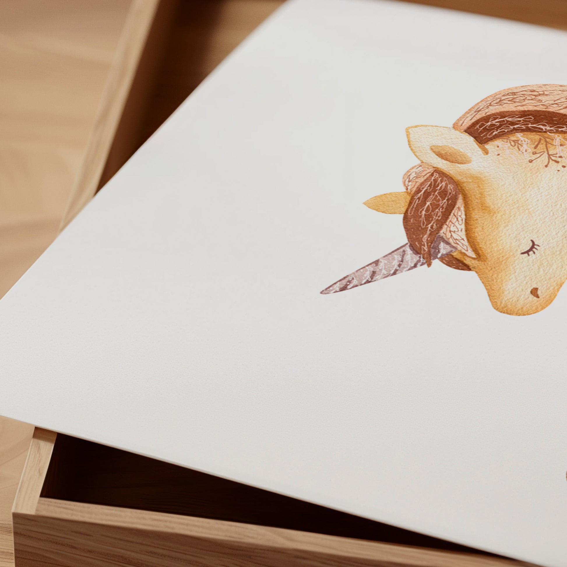 Poster Einhorn Boho A4 & A3: Detailreiche handgezeichnete Einhorn Illustration im Aquarellstil auf hochwertigem, mattem 300g Naturpapier, ideal für Kinderzimmer. Nahaufnahme