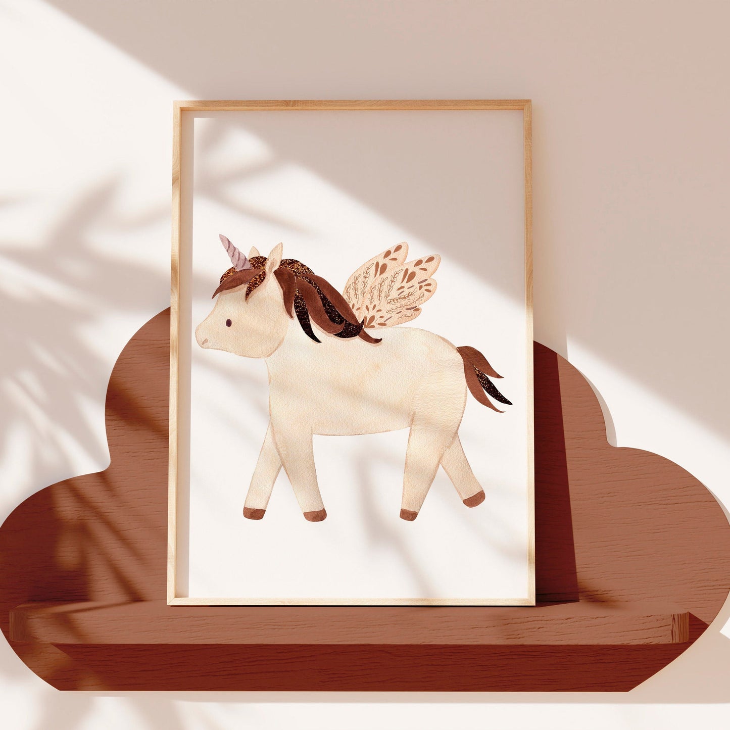 Poster Einhorn mit Flügeln, Boho-Stil, auf einem Regal. Hochwertiger Druck auf 300g Naturpapier, perfekt für Kinderzimmer-Dekoration. Größen: A4 und A3.