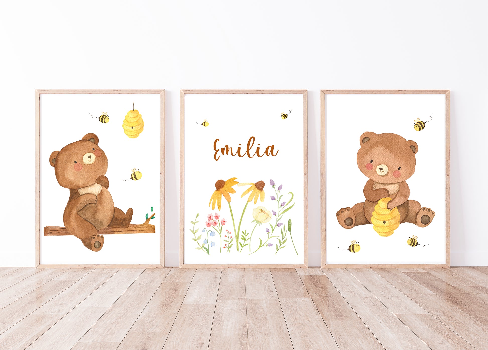 Namensposter personalisiert im 3er Set: Bären und Bienen A3 & A4. Drei Aquarell-Drucke mit Bären, Bienen, Blumen und dem Namen Emilia für Kinderzimmer.