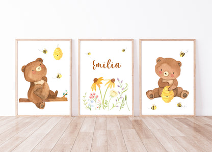Namensposter personalisiert im 3er Set: Bären und Bienen A3 & A4. Drei Aquarell-Drucke mit Bären, Bienen, Blumen und dem Namen Emilia für Kinderzimmer.