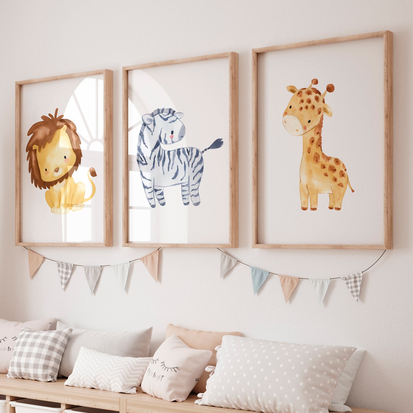Posterset Safari mit Zebra, Löwe und Giraffe, ideal für Kinderzimmer. Hochwertiger Druck auf festem Naturpapier, erhältlich in A4 und A3. Rahmen und Dekoration nicht enthalten.