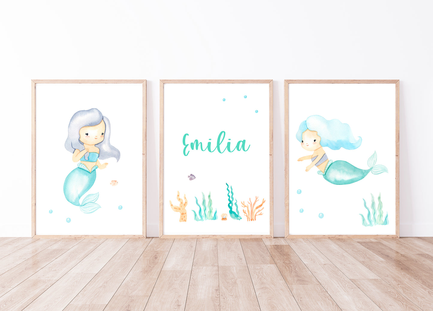 Namensposter personalisiert im 3er Set: Meerjungfrau A3 & A4, zeigt zwei Meerjungfrauen-Illustrationen und ein Emilia-Namensposter mit Unterwasser-Motiven, ideal für Kinderzimmer.