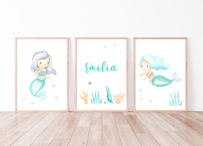 Namensposter personalisiert im 3er Set: Meerjungfrau A3 & A4, zeigt zwei Meerjungfrauen-Illustrationen und ein Emilia-Namensposter mit Unterwasser-Motiven, ideal für Kinderzimmer.