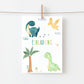 Einladung Kindergeburtstag Dinosaurier A6 mit Cartoon-Dinosauriern und Baum auf hochwertigem Naturpapier, ideal für kinderleichtes Ausfüllen und unvergessliche Geburtstage.