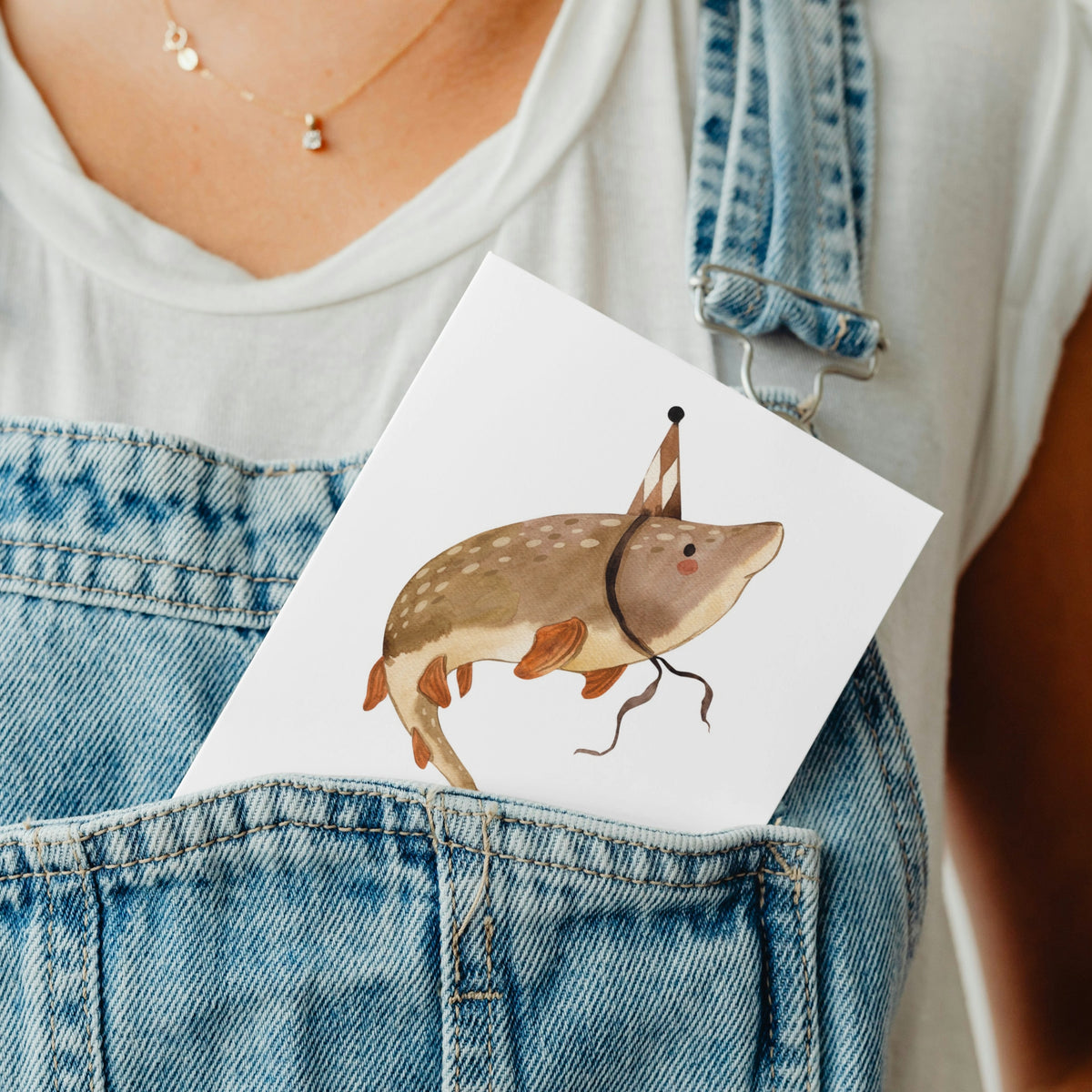 Geburtstagskarte mit Vintage-Fisch und Partyhütchen, Text 'Happy Birthday' in Jeanstasche
