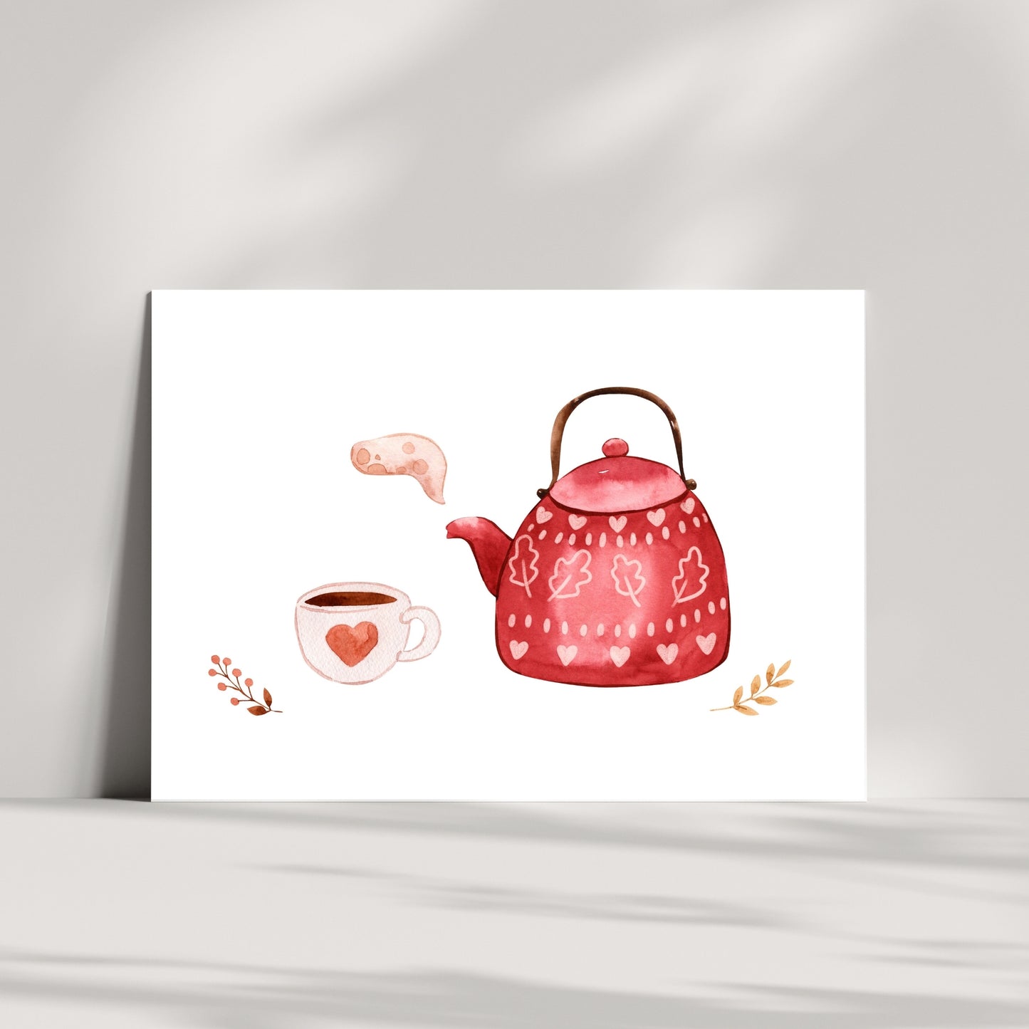 Karte Tea Time A6 zeigt eine rot illustrierte Teekanne mit Herzen und Blättern, dampfend in eine weiße Tasse. Zwei kleine Zweige flankieren die Szene.