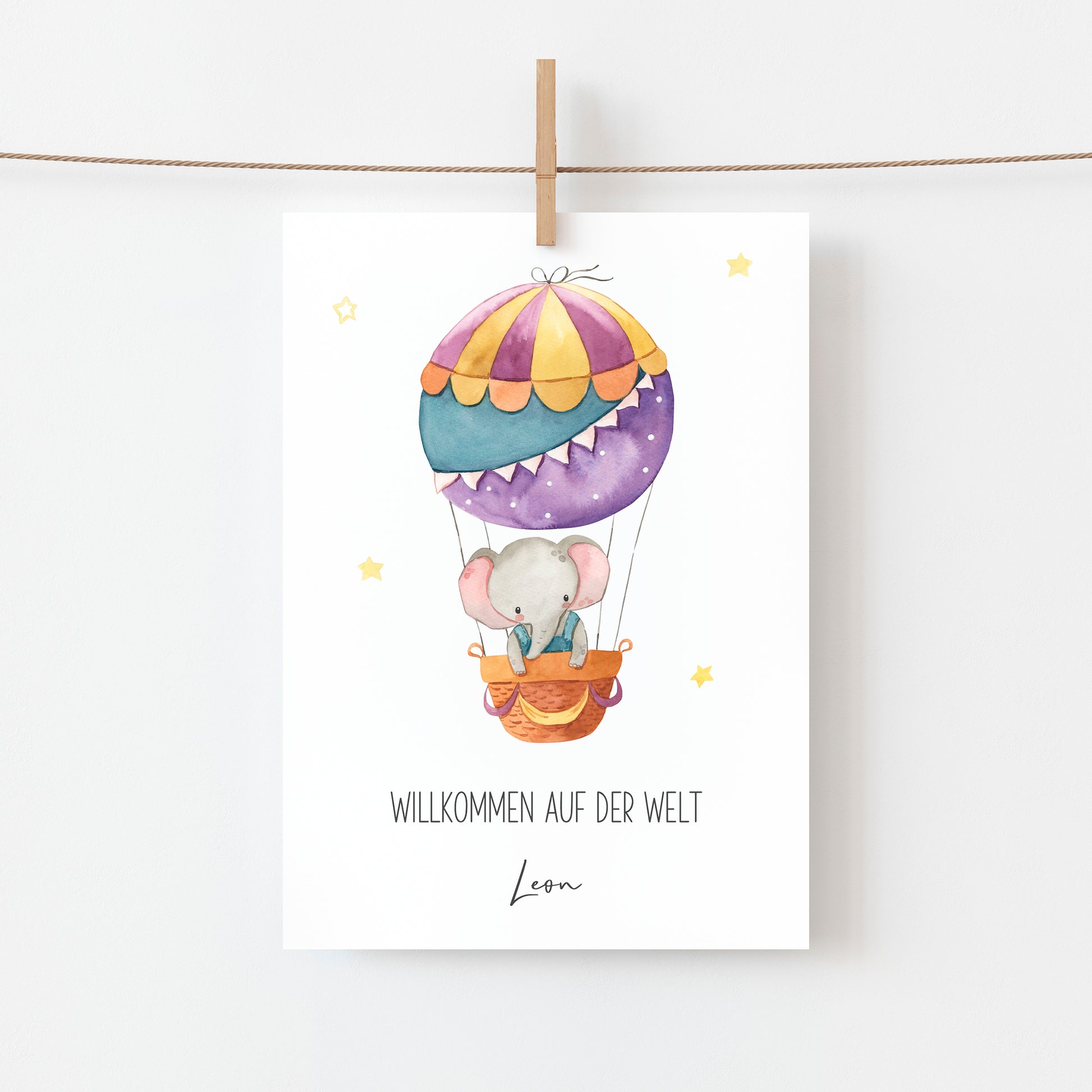 Personalisierte Geburtskarte Elefant & Heißluftballon A6 zeigt einen Elefanten im Heißluftballon mit Willkommen auf der Welt und Namen Leon darunter.