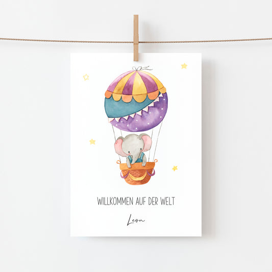 Personalisierte Geburtskarte Elefant & Heißluftballon A6 zeigt einen Elefanten im Heißluftballon mit Willkommen auf der Welt und Namen Leon darunter.
