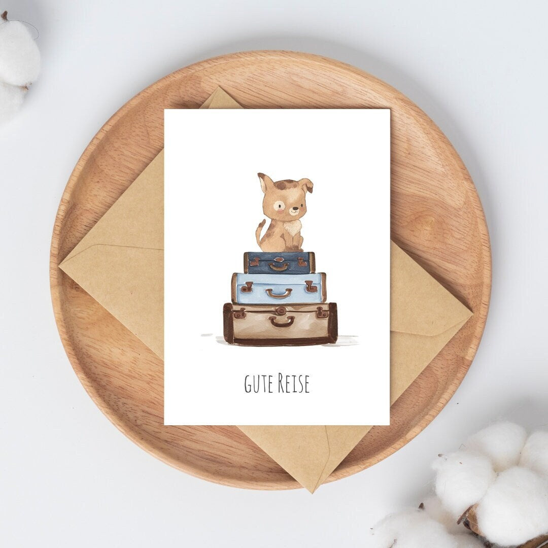 Postkarte Karte Gute Reise Hund A6: süßer, handgemalter Hund auf einem Stapel Koffer, Gute Reise Schriftzug. Gedruckt auf hochwertigem, stabilem 300g Naturpapier. Mit Umschlag