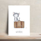 Postkarte Karte Gute Reise Katze A6: Katze auf einem Koffer sitzend, daneben ein Ball, Text: Gute Reise, auf hochwertigem, mattem Naturpapier gedruckt.