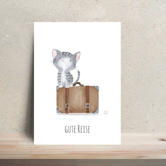 Postkarte Karte Gute Reise Katze A6: Katze auf einem Koffer sitzend, daneben ein Ball, Text: Gute Reise, auf hochwertigem, mattem Naturpapier gedruckt.