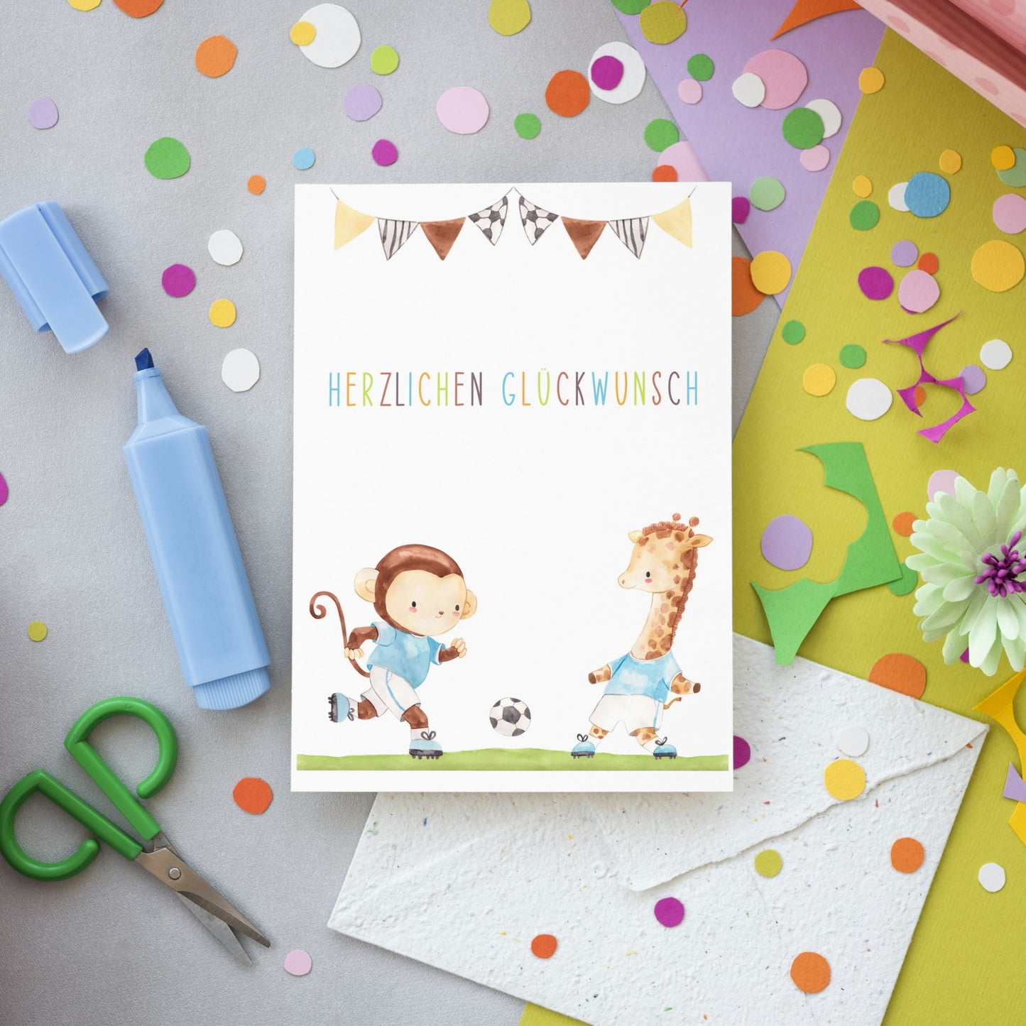 Geburtstagskarte Karte Kindergeburtstag Fußball A6 mit handgemalten Fußball-Motiven, Herzlichen Glückwunsch-Schriftzug, umgeben von Bastelmaterialien wie Schere und Papier.
