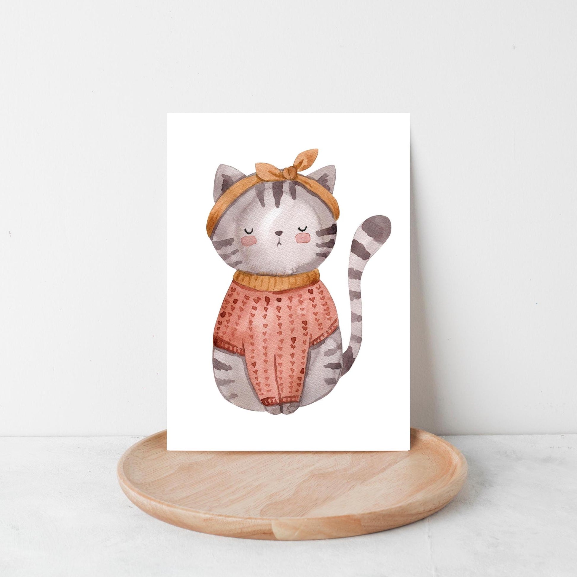 Karte Katze Vintage A6: Aquarell einer Katze mit Pullover und Schleife, auf Holzplatte. Handgefertigt auf 300g Naturpapier, ideal als Grußkarte.