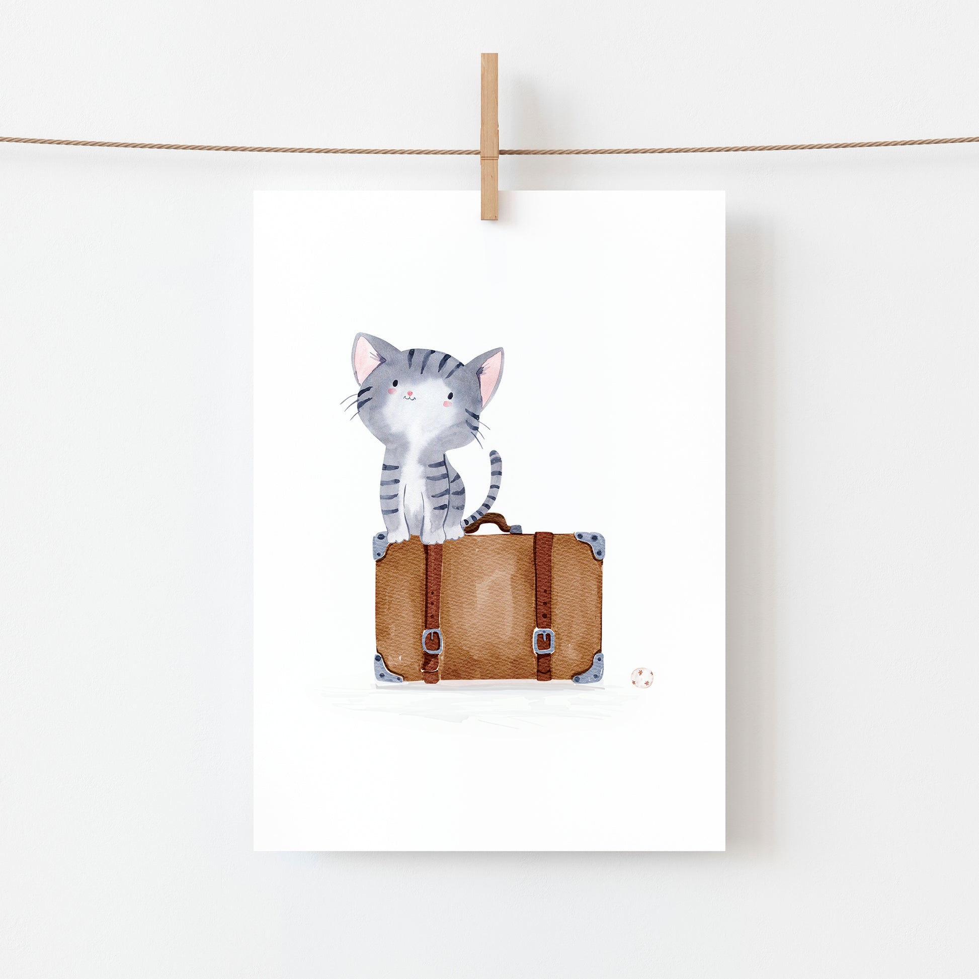 Postkarte Karte Katze & Koffer A6, Katze auf einem Koffer sitzend. Gedruckt auf hochwertigem, mattem 300g Naturpapier, beschreib- und bestempelbar.