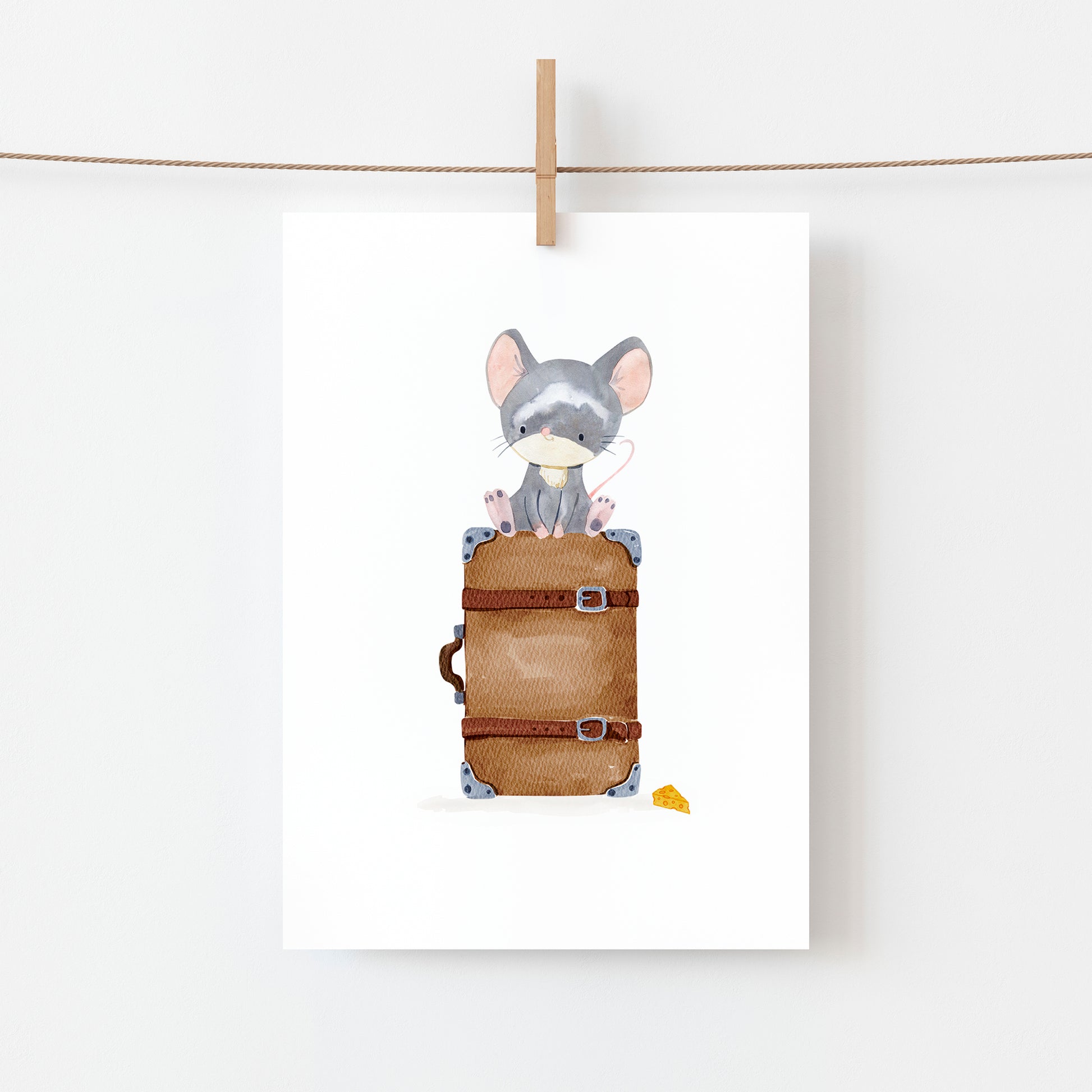 Karte Maus & Koffer A6: Eine liebevoll gestaltete Postkarte mit handgemalter Maus auf einem Koffer, ideal für Reisegrüße oder Umzugswünsche.