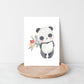Ein liebevoll gestaltete Postkarte mit einem Panda, der Blumen hält. Gedruckt auf hochwertigem, stabilem 300g Naturpapier in Größe A6.
