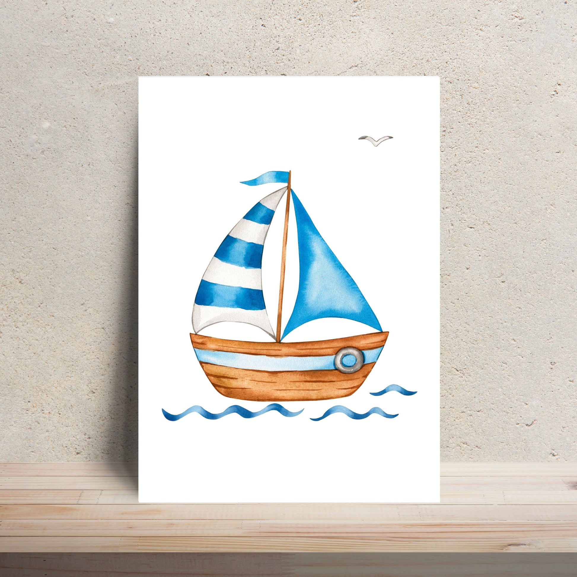 Postkarte Segelboot A6 mit Aquarell-Illustration eines Segelboots, blauen Segeln und Möwe, gedruckt auf mattem 300g Naturpapier, ideal für maritime Grüße.