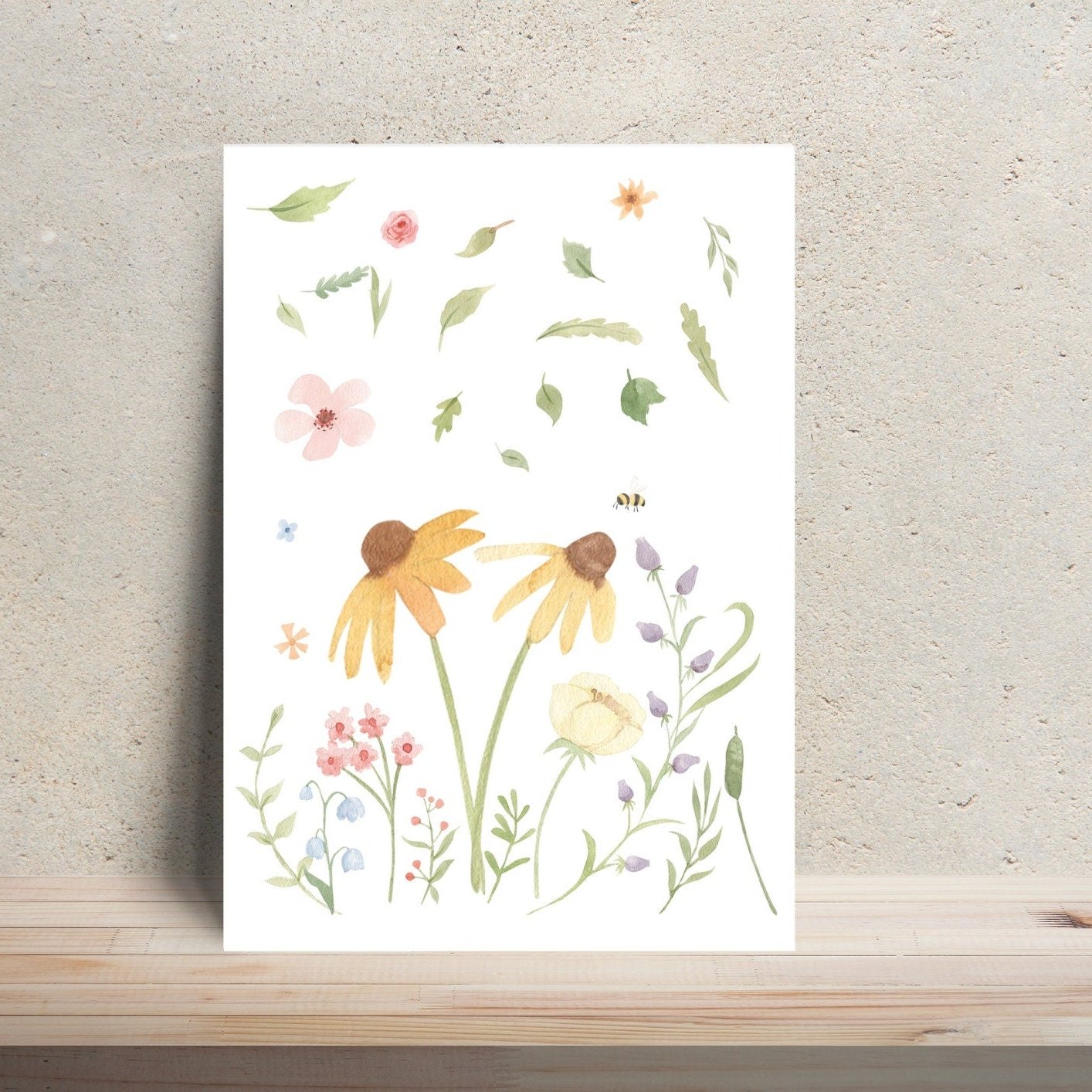 Karte Wildblumen A6: Postkarte mit Blumen- und Blättermotiv auf weißem Untergrund, gedruckt auf hochwertigem, mattem Naturpapier.