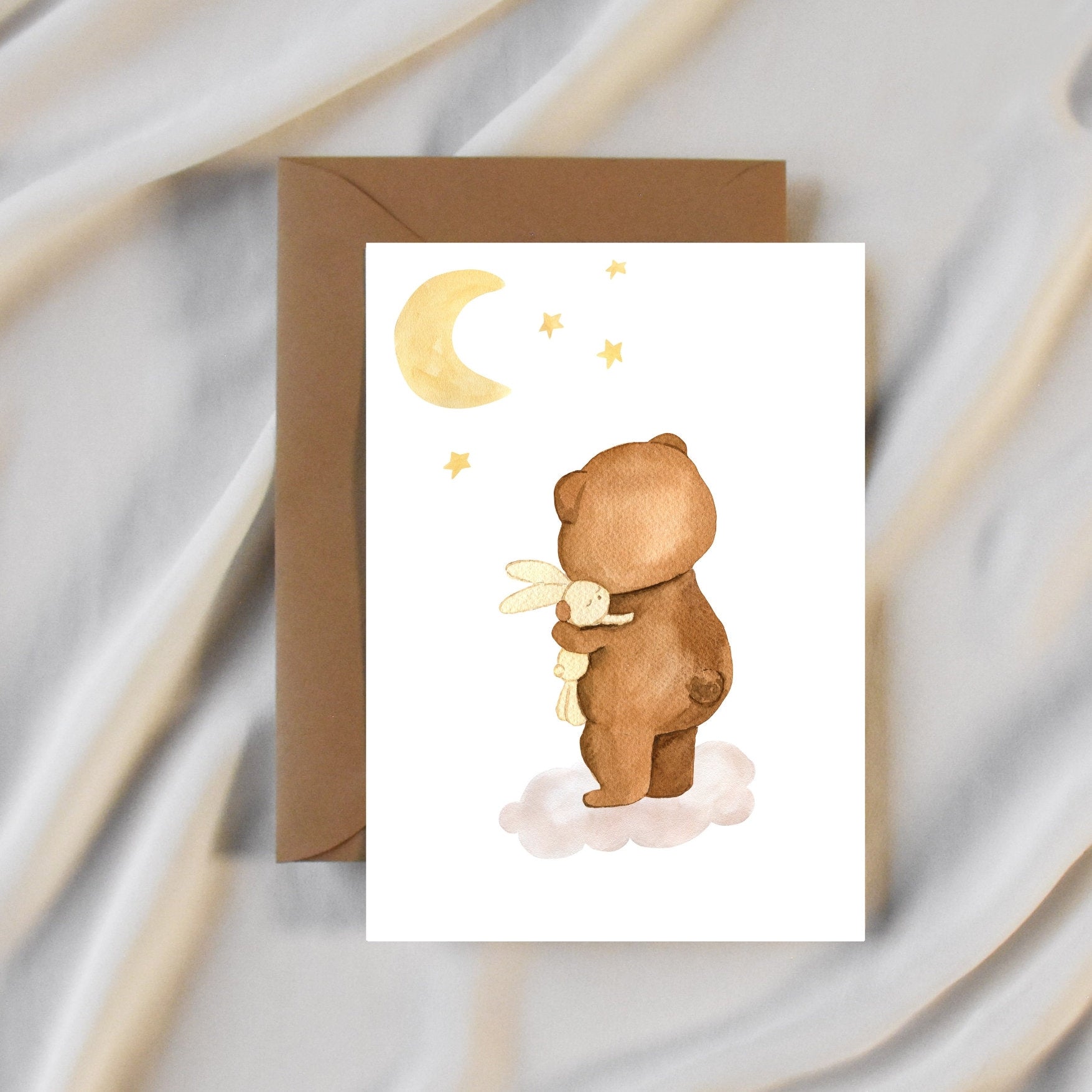 Karte Kleiner Bär & Kuscheltier auf Wolke A6: Aquarell, Bär hält ein Kuscheltier, auf hochwertigem Naturpapier, ideal als Grußkarte.