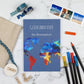 Reisetagebuch A5 Softcover mit Weltkarte, Markern, Klebeband und Stiften auf Marmoroberfläche. Ideal zum Planen und Festhalten von Reiseerinnerungen.