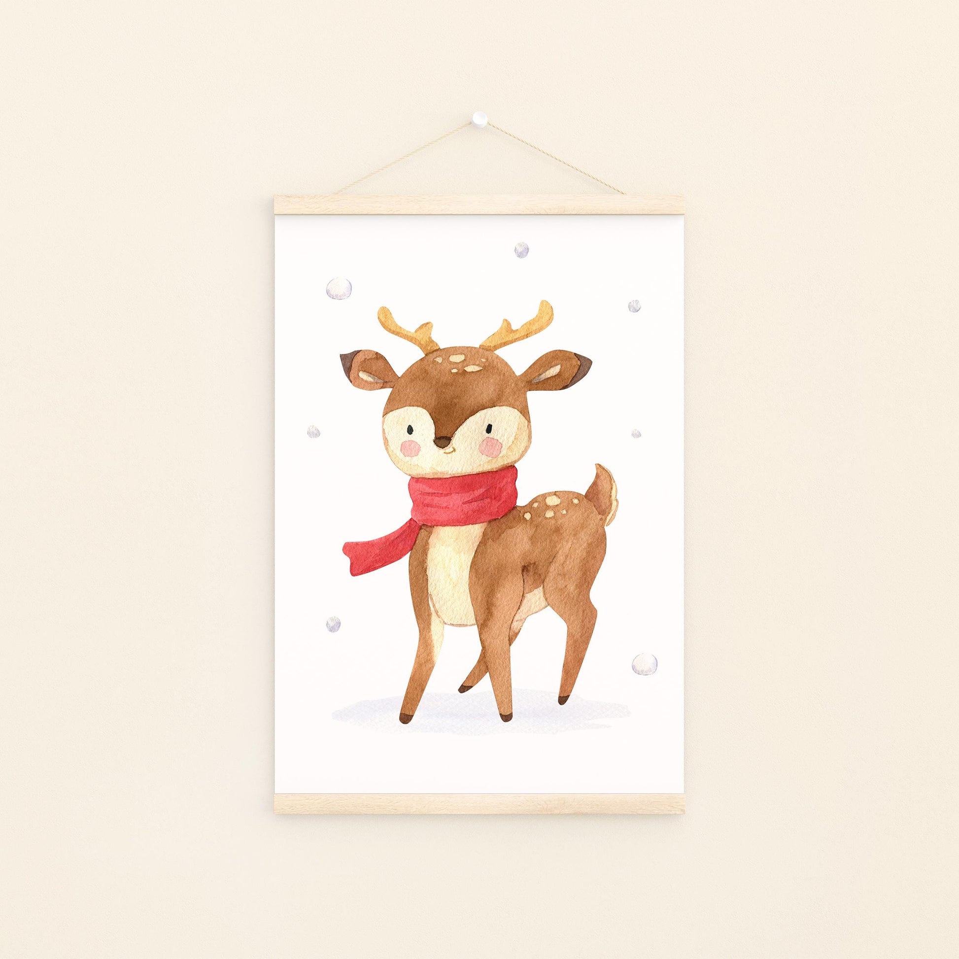 Weihnachtsposter Rentier mit Schal: handgemaltes, niedliches Rentier im Schnee, perfekt für weihnachtliche Kinderzimmerdeko. Erhältlich in Größen A3, A4 und A5.