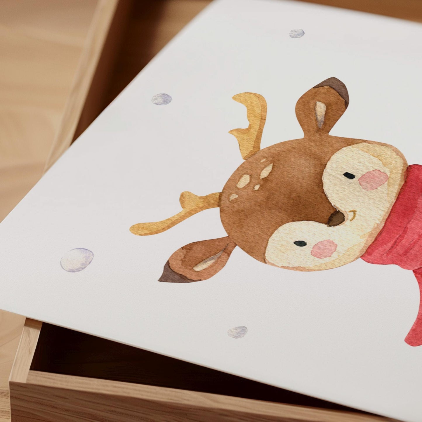 Weihnachtsposter Rentier mit Schal Nahaufnahme, handgemalt, ideal für Kinderzimmerdeko. Verfügbar in A3, A4, A5 auf 300g Naturpapier.
